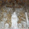 Sur l'autel la Sainte Vierge, dans le mur l'empreinte de la croix en bois.
