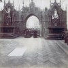 Photo prise pendant la consécration de l'église en 1898, on voit la pierre tombale dans le choeur des convers