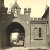 Le portail d'entrée, vers 1950.