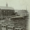 1890 gros-plan la brasserie agrandie (différence de couleur de toit)