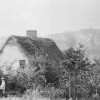 1892 maison au toit de chaume, vue sur le Mont des Cats depuis Boeschepe