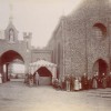 1898 devant le portail, en attendant les visiteurs aux portes ouvertes