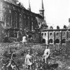 L'Eglise et l'hôtellerie avec quelques soldats à l'avant-plan