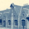 La cour des ateliers vers 1920, gros-plan sur la façade et Saint Joseph