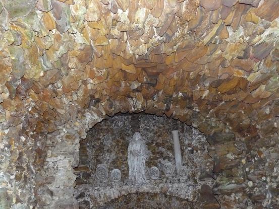 Les parois et le plafond sont revêtus de pierres du Mont des Cats, au fond le sanctuaire.