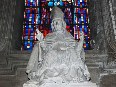 Monument de Mgr Belmas dans la cathédrale de Cambrai